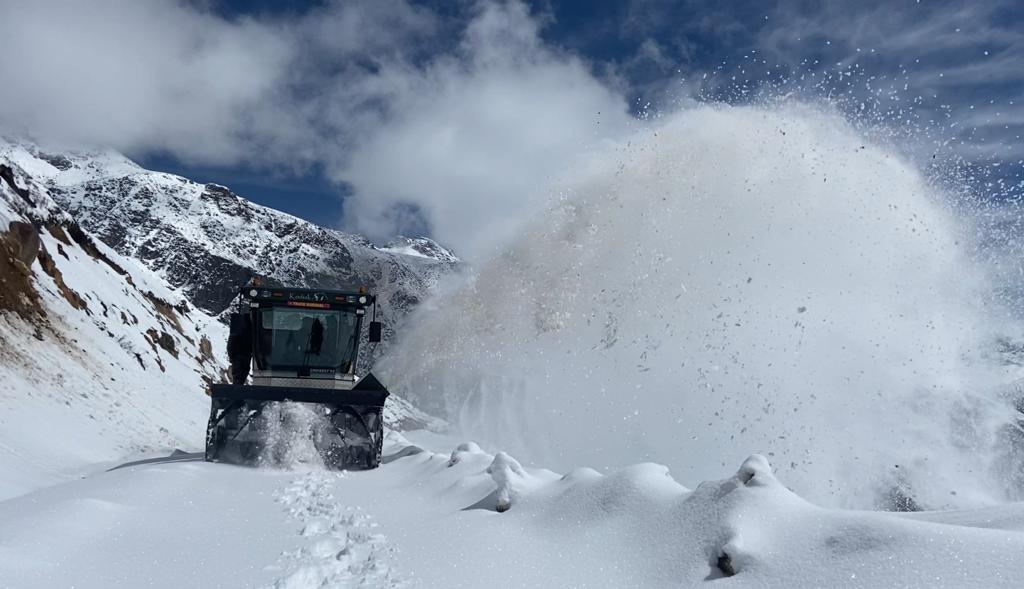 Trishakti Sappers and BRO have launched rescue operation to 1400 stranded tourists in snow
