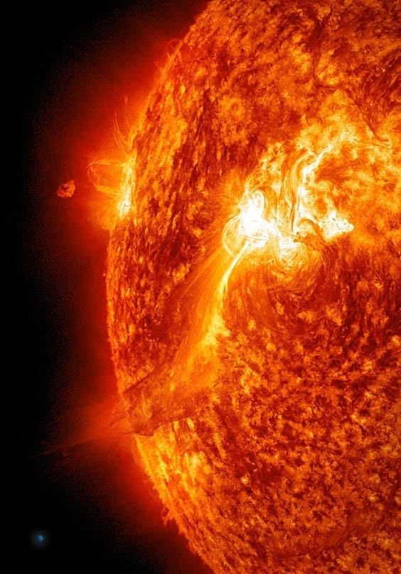 An “X-class” solar flare strikes Earth and disrupts radio communications