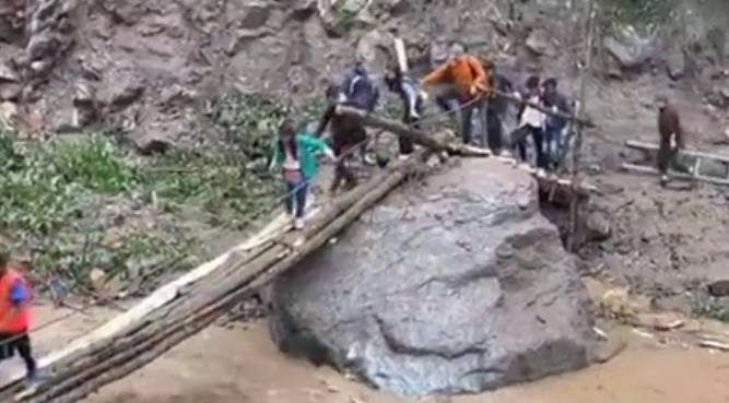 2,464 tourists including 60 students of Namchi College are stranded at Lachen and Lachung