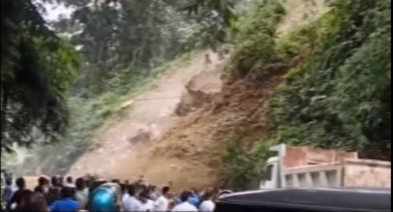 Deadly landslide along highway captured on camera