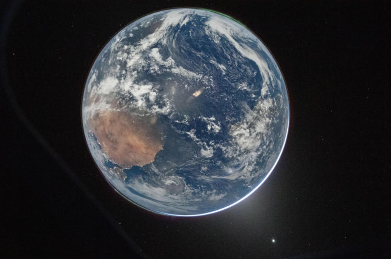🚀 “Hello, World”: Artemis II Sends Back First Breathtaking Glimpse of Earth from Deep Space