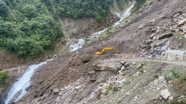 Lachen tourist evacuation operation involving officials, police, rescue personnel and local volunteers in North Sikkim Lachen tourist evacuation operation involving officials, police, rescue personnel and local volunteers in North Sikkim